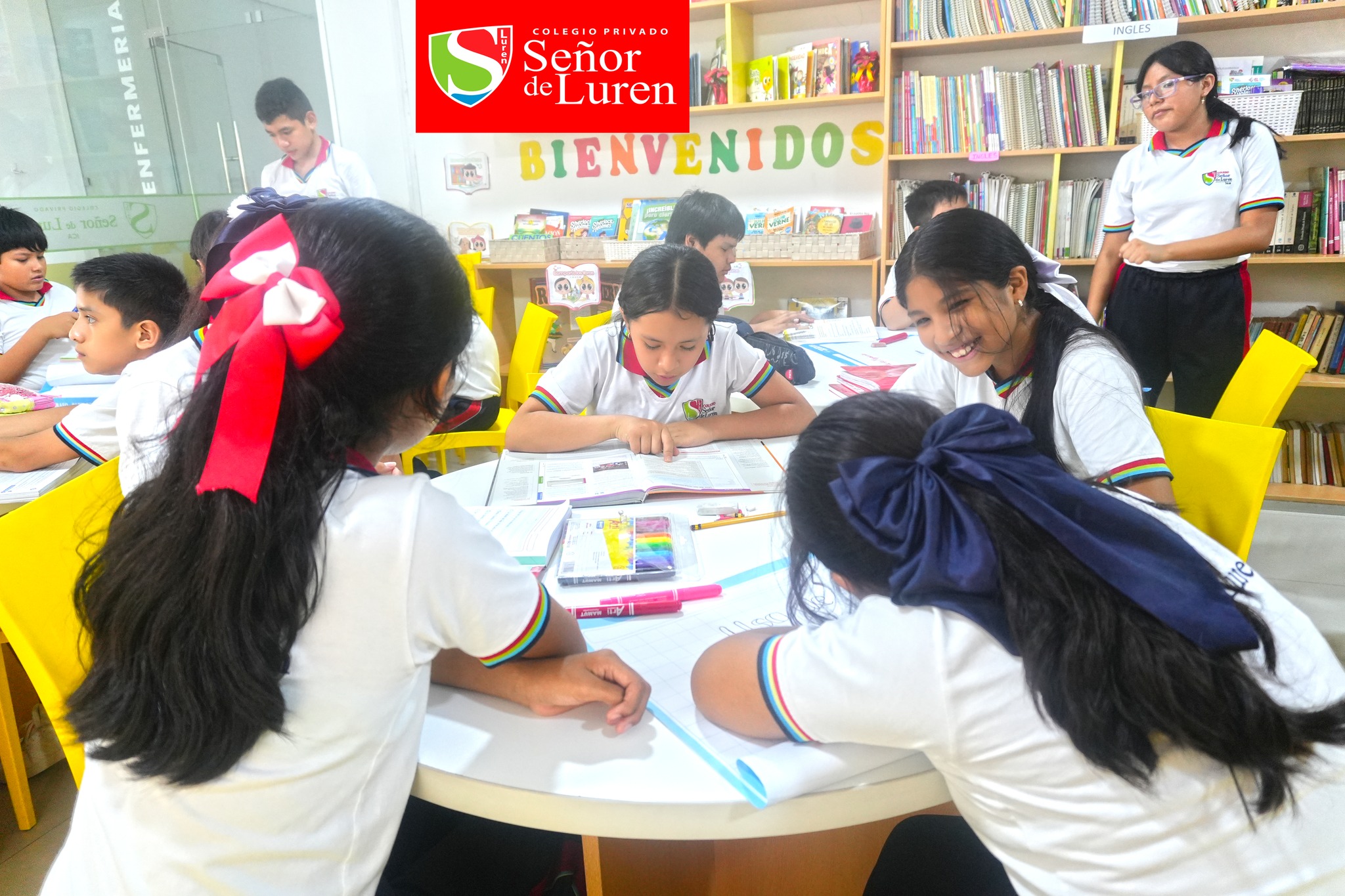 Estudiantes trabajando en equipo